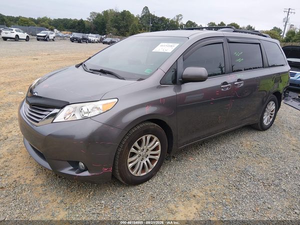 2017 TOYOTA SIENNA — I2