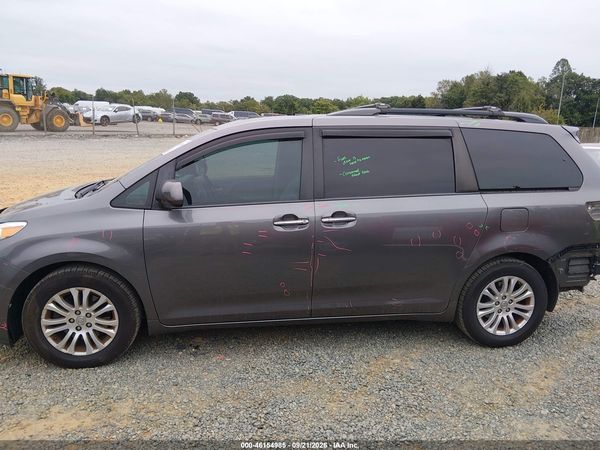2017 TOYOTA SIENNA XLE 8 PASSENGER — I117