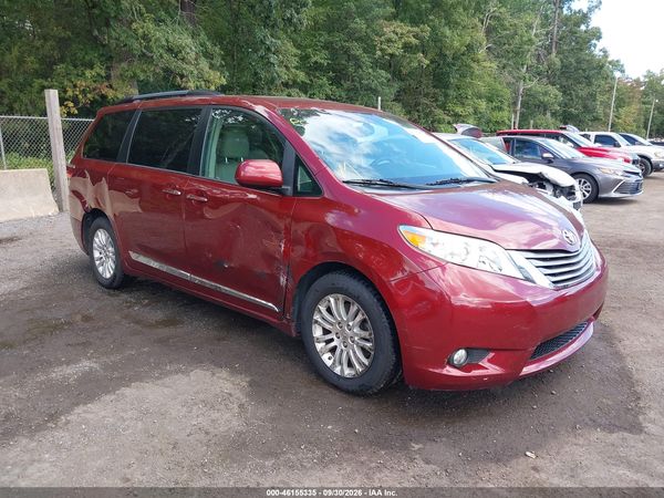 2015 TOYOTA SIENNA XLE 8 PASSENGER — I1