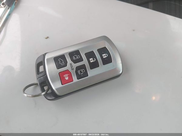 2016 TOYOTA SIENNA XLE 8 PASSENGER — I11
