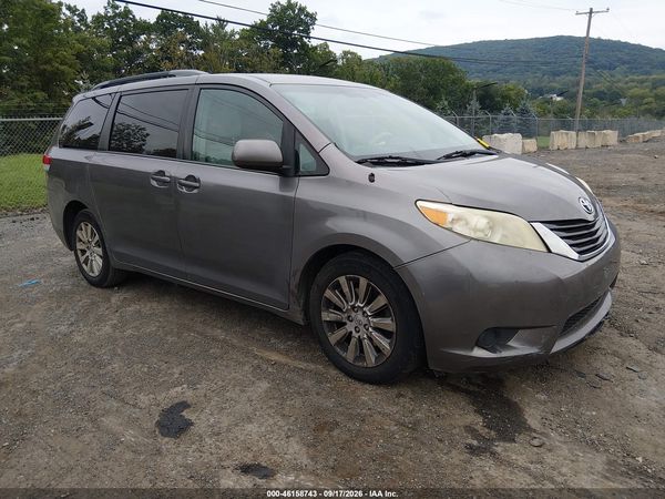 2013 TOYOTA SIENNA LE 7 PASSENGER — I1