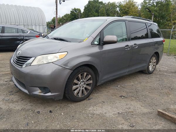 2013 TOYOTA SIENNA — I2