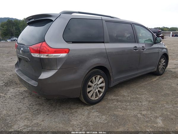 2013 TOYOTA SIENNA — I4