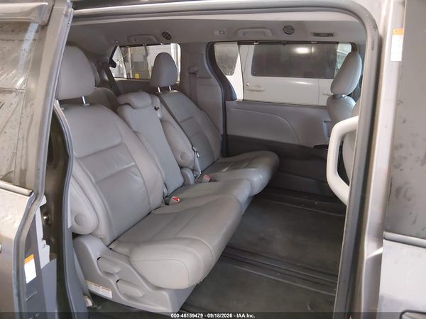 2015 TOYOTA SIENNA XLE 8 PASSENGER — I8