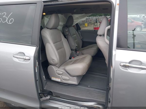 2020 TOYOTA SIENNA XLE — I8