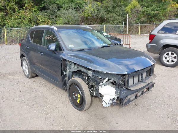 2022 VOLVO XC40 T5 MOMENTUM — I1