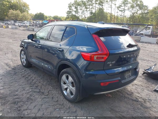 2022 VOLVO XC40 T5 MOMENTUM — I3