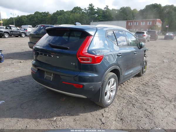 2022 VOLVO XC40 T5 MOMENTUM — I4