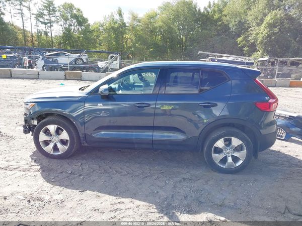 2022 VOLVO XC40 T5 MOMENTUM — I117
