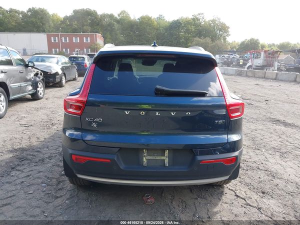 2022 VOLVO XC40 T5 MOMENTUM — I119