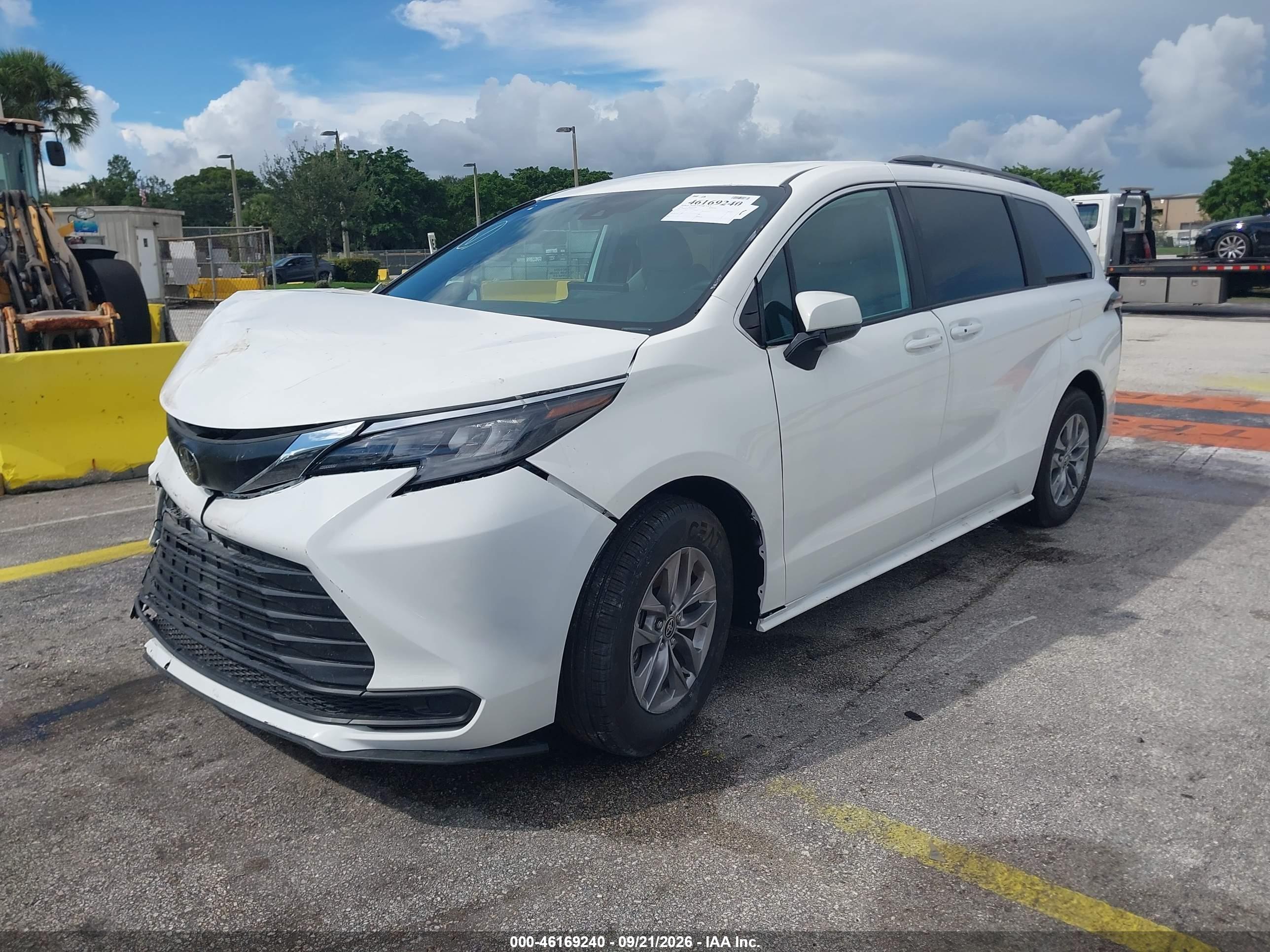 2026 TOYOTA SIENNA LE — I2