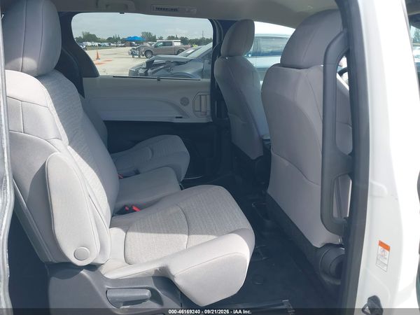 2026 TOYOTA SIENNA LE — I8