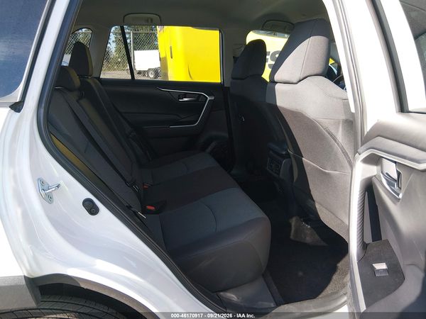 2025 TOYOTA RAV4 XLE — I8