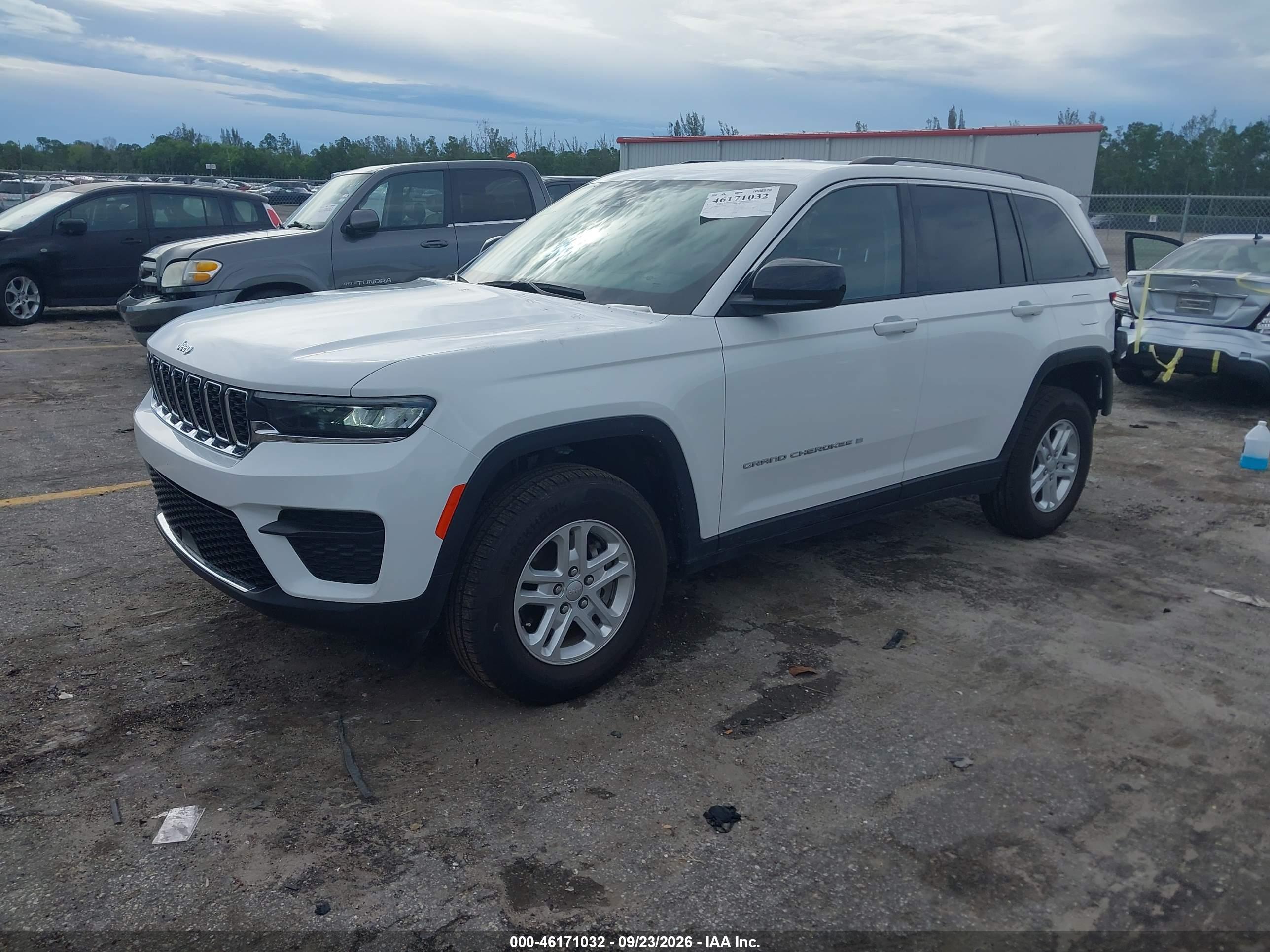 2023 JEEP GRAND CHEROKEE LAREDO 4X4 — I2