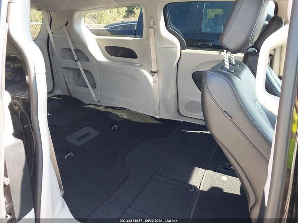 2024 CHRYSLER PACIFICA TOURING L — I8
