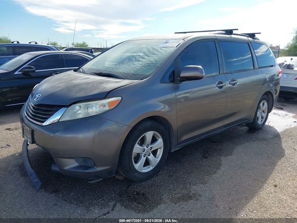 2013 TOYOTA SIENNA — I2