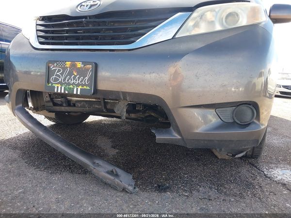 2013 TOYOTA SIENNA LE V6 8 PASSENGER — I6