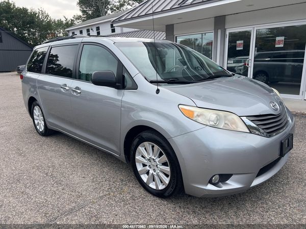 2013 TOYOTA SIENNA XLE 7 PASSENGER — I1
