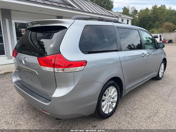 2013 TOYOTA SIENNA XLE 7 PASSENGER — I4