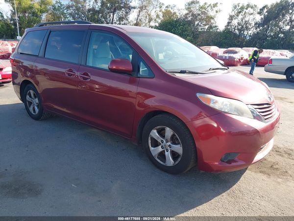 2017 TOYOTA SIENNA LE 8 PASSENGER — I1
