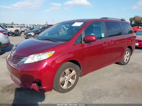 2017 TOYOTA SIENNA — I2