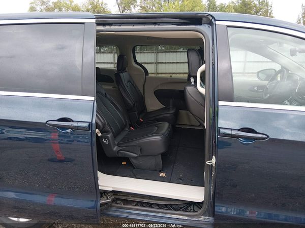 2024 CHRYSLER PACIFICA TOURING L — I8