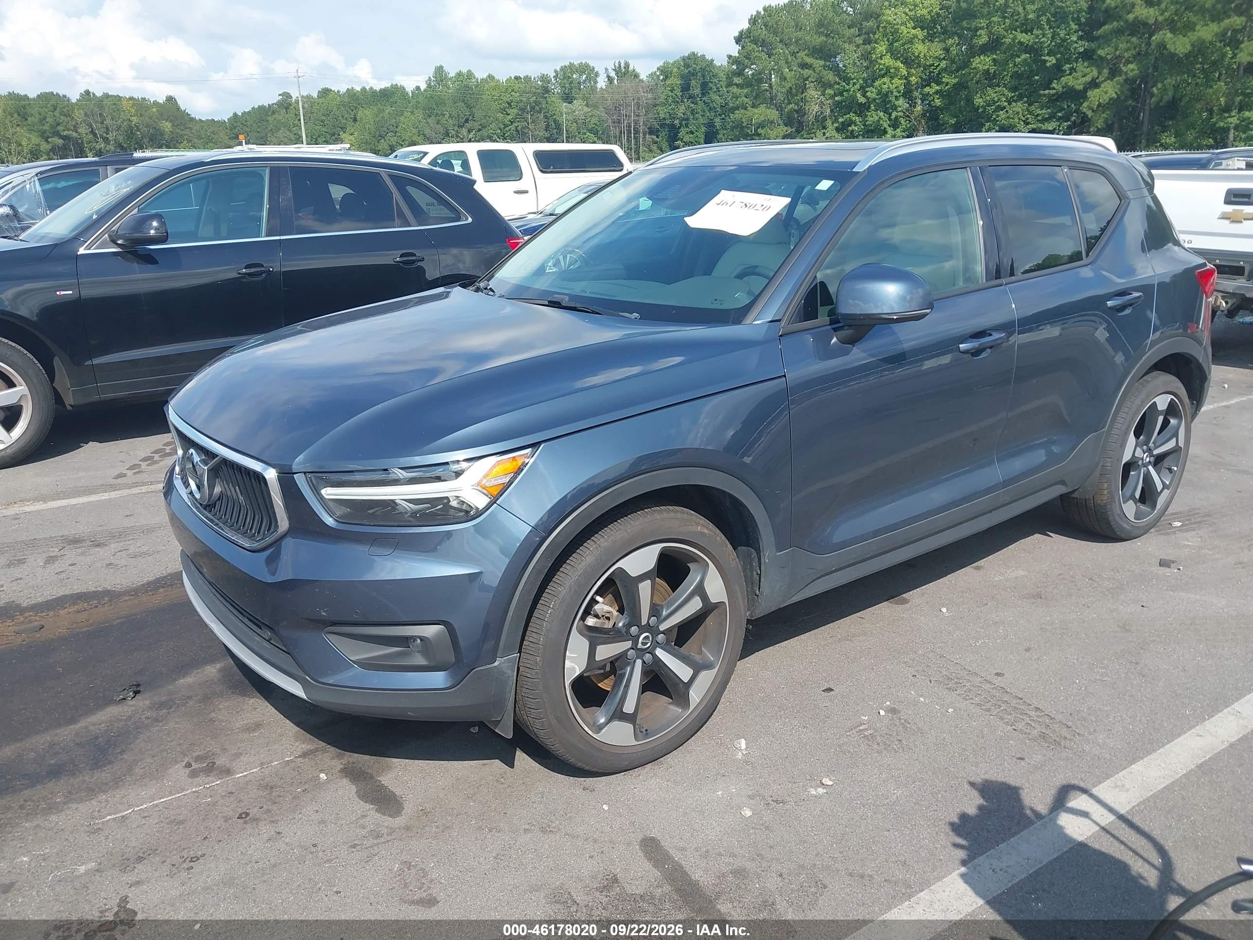 2022 VOLVO XC40 MOMENTUM — I2