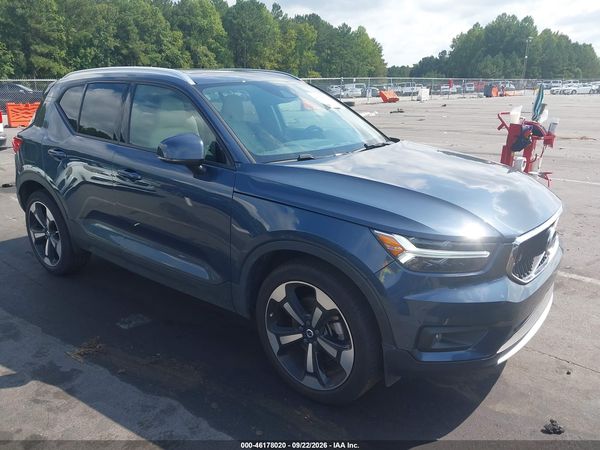 2022 VOLVO XC40 MOMENTUM — I1