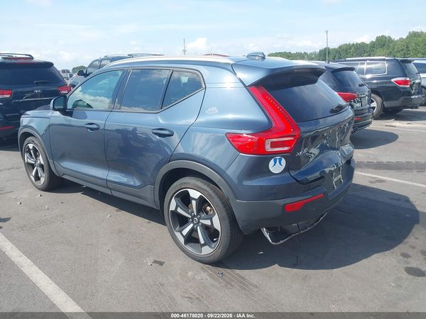 2022 VOLVO XC40 MOMENTUM — I3