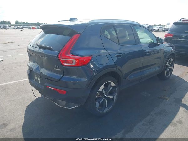 2022 VOLVO XC40 MOMENTUM — I4