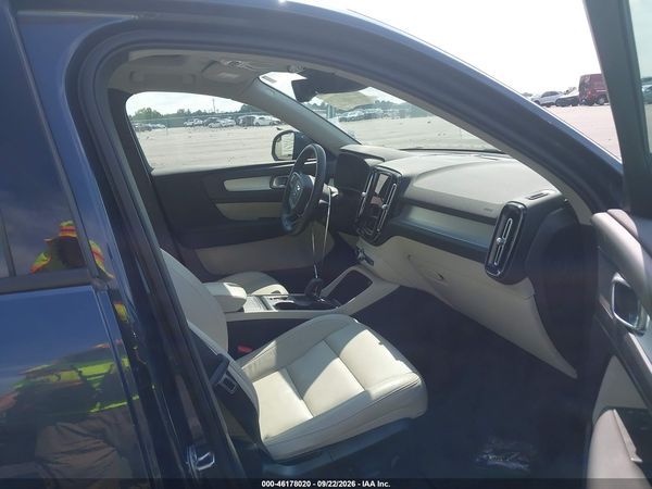 2022 VOLVO XC40 MOMENTUM — I5