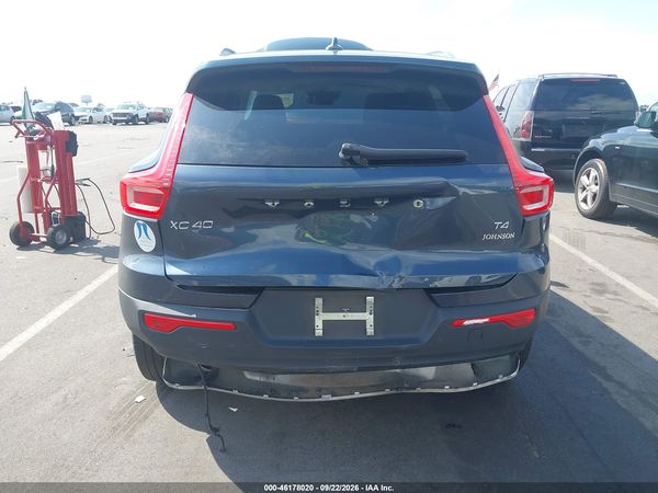 2022 VOLVO XC40 MOMENTUM — I6