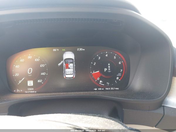 2022 VOLVO XC40 MOMENTUM — I7