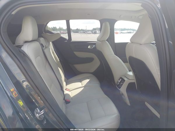 2022 VOLVO XC40 MOMENTUM — I8