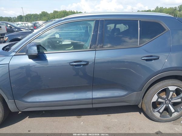 2022 VOLVO XC40 MOMENTUM — I117