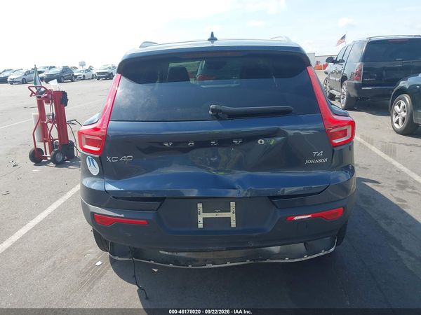 2022 VOLVO XC40 MOMENTUM — I119