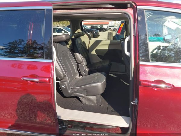 2017 CHRYSLER PACIFICA LIMITED — I8