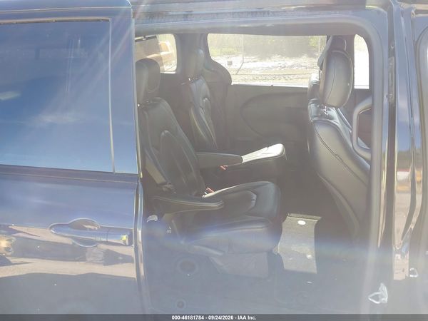 2019 CHRYSLER PACIFICA TOURING L — I8