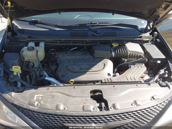 2019 CHRYSLER PACIFICA TOURING L — I10