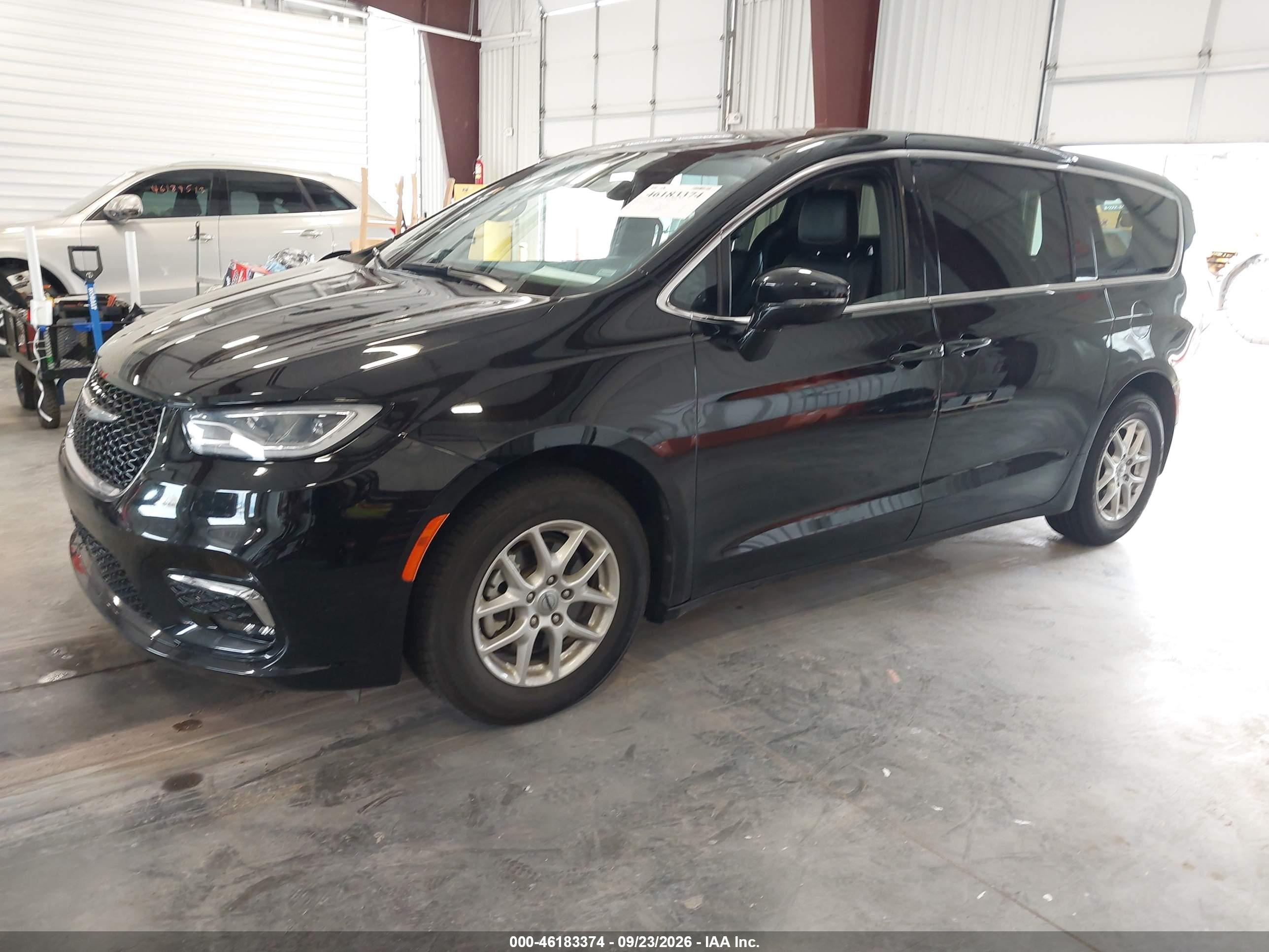 2025 CHRYSLER PACIFICA SELECT — I2