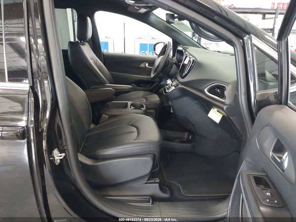 2025 CHRYSLER PACIFICA SELECT — I5