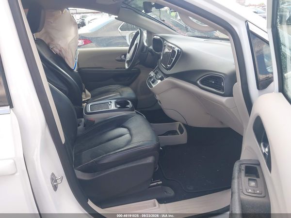 2022 CHRYSLER PACIFICA TOURING L — I5