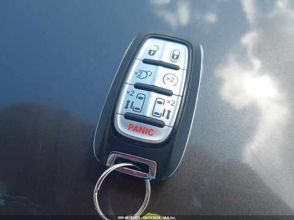 2022 CHRYSLER PACIFICA TOURING L — I11