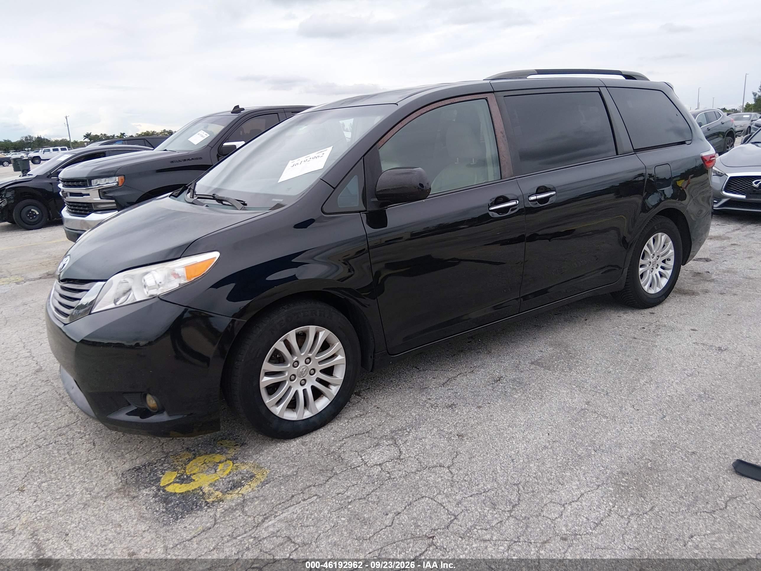 2015 TOYOTA SIENNA XLE/XLE 8 PASSENGER — I2