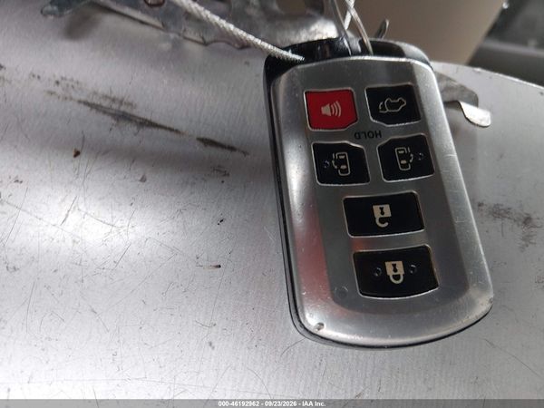 2015 TOYOTA SIENNA XLE/XLE 8 PASSENGER — I11