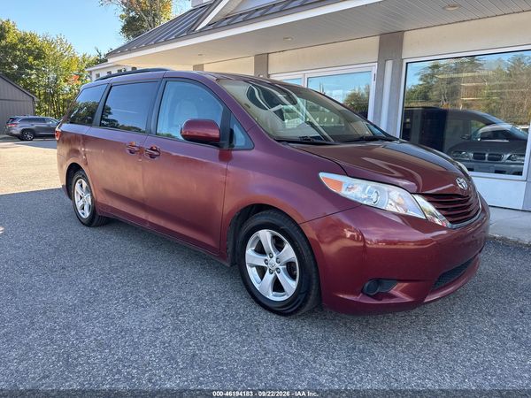 2016 TOYOTA SIENNA LE — I1