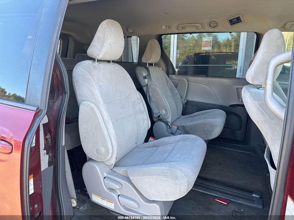 2016 TOYOTA SIENNA LE — I8