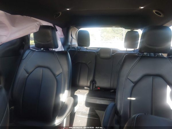2025 CHRYSLER PACIFICA SELECT — I8