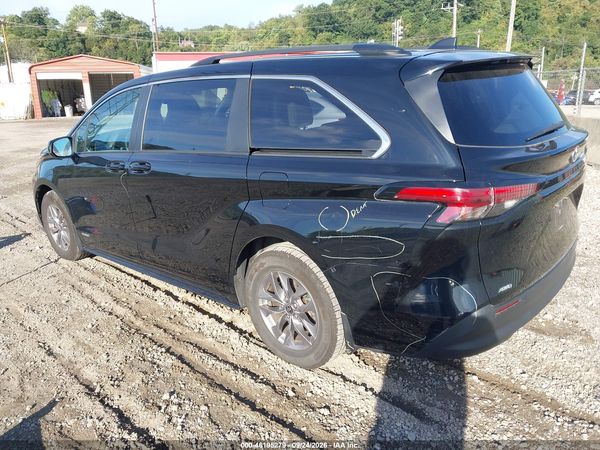 2021 TOYOTA SIENNA LE — I3