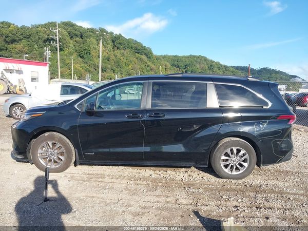 2021 TOYOTA SIENNA LE — I117